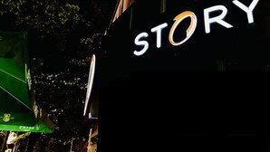 A building with a sign that reads "STORY". - story Hostel Hamburg (Hamburg)