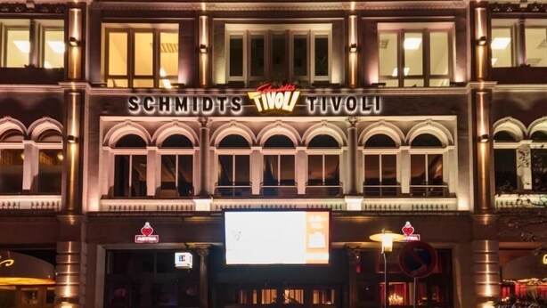 A building with the sign "SCHMIDT'S TIVOLI" and a large illuminated sign above the entrance. - story Hostel Hamburg (Hamburg)