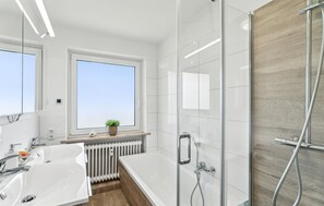 Combined shower/bathtub - Cozy apartment in Füssen Hopfen am See (Füssen Hopfen am See)