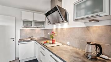 Kühlschrank, Mikrowelle, Herdplatte, Geschirrspüler