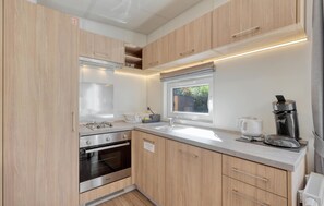 Kühlschrank, Herdplatte, Wasserkocher mit Kaffee-/Teezubehör