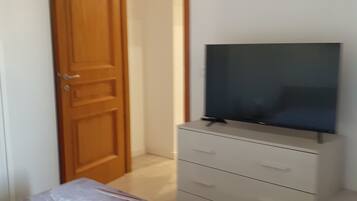 1 camera, insonorizzazione, ferro/asse da stiro, Wi-Fi gratuito