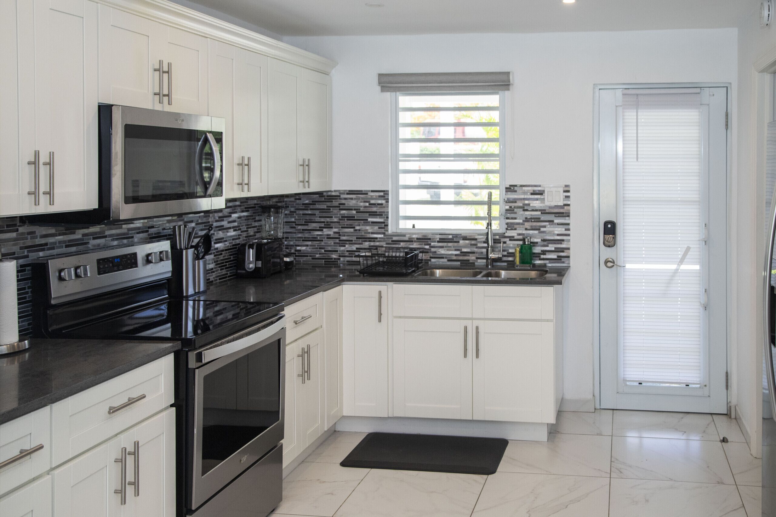 Refrigerador, microondas, horno, cafetera/tetera