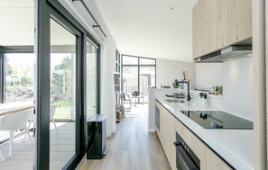 Een koelkast, een kookplaat, een vaatwasser