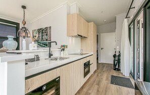 Een koelkast, een kookplaat, een vaatwasser