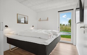 6 bedrooms, travel crib, free WiFi