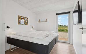 6 bedrooms, travel crib, free WiFi