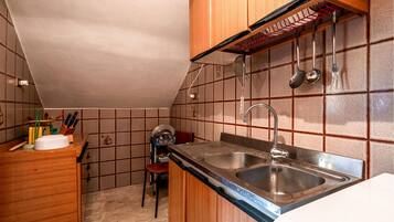 Kühlschrank, Herdplatte, Wasserkocher mit Kaffee-/Teezubehör