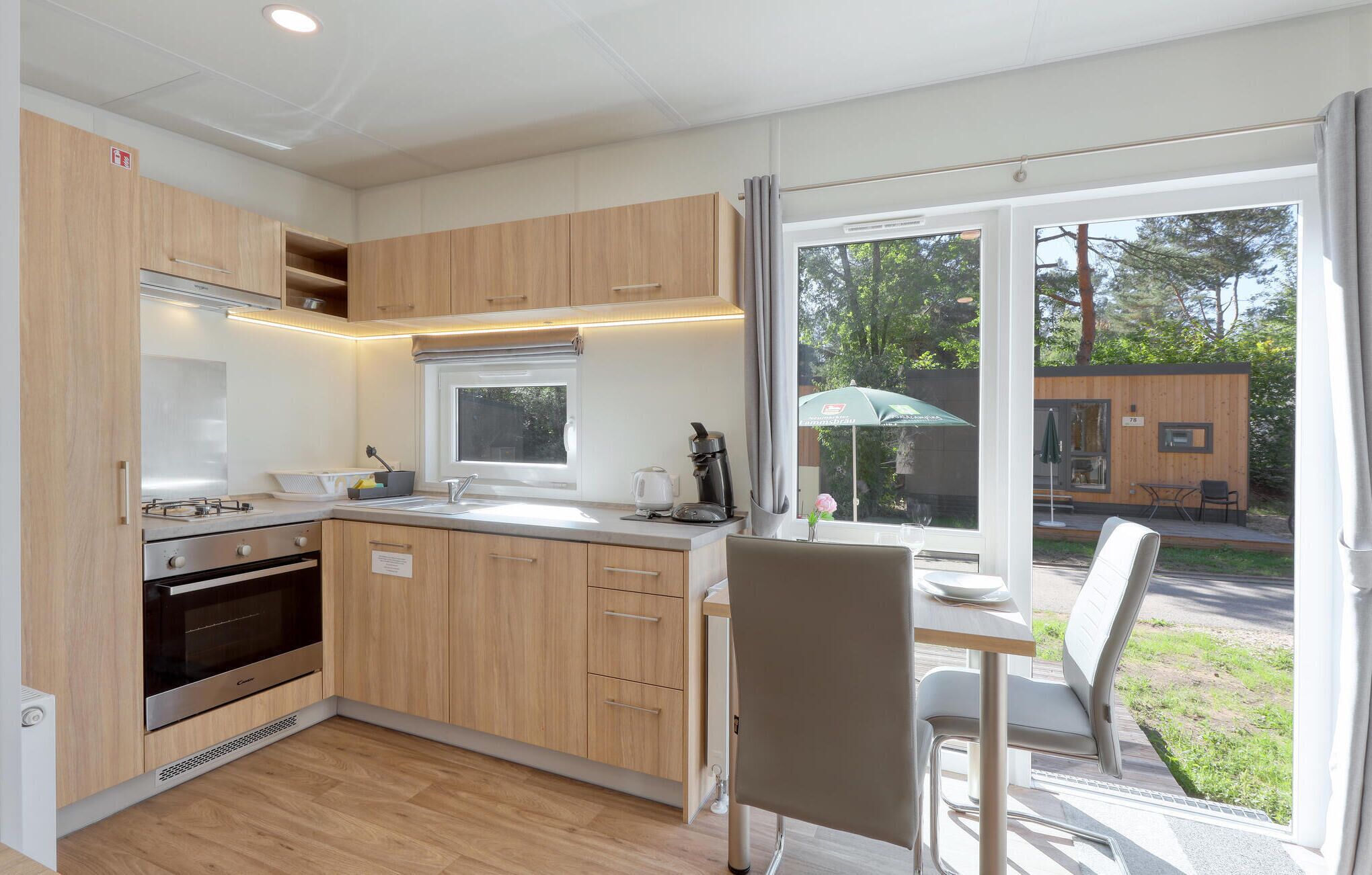 Kühlschrank, Herdplatte, Wasserkocher mit Kaffee-/Teezubehör