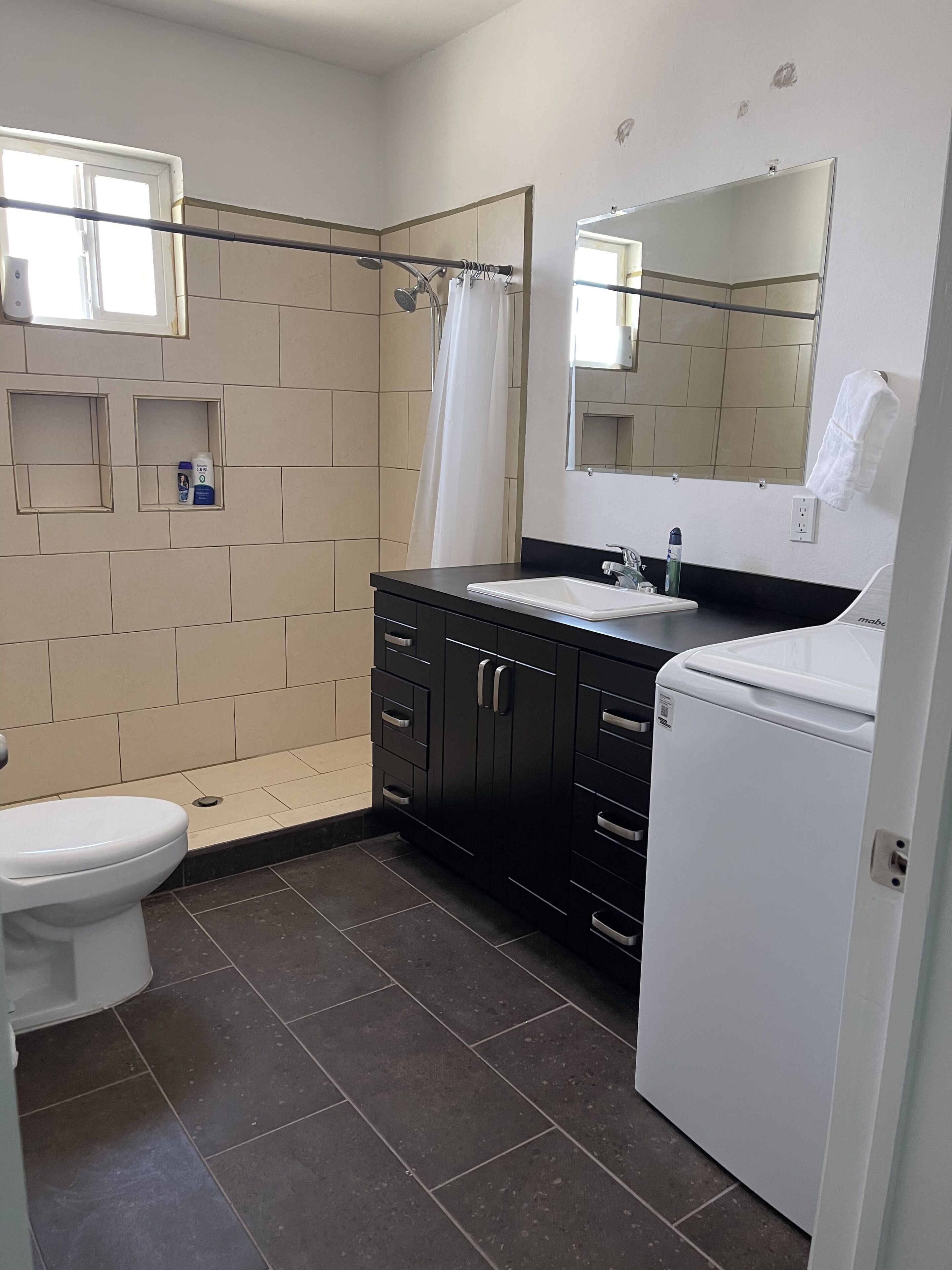 Een douche, een haardroger, handdoeken, zeep