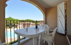 Outdoor dining - 2 bedroom beach front apartment in Sainte-Maxime (Sainte-Maxime)