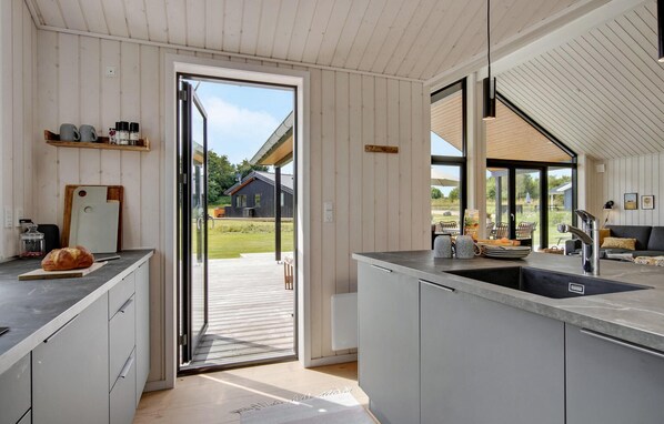 Fridge, oven, stovetop, dishwasher - Cozy home in Hørve with WiFi (Hørve)