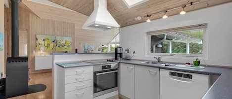 Kjøleskap, kokeplater, oppvaskmaskin og kaffetrakter/tekoker