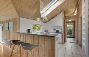 Kylskåp, spishäll, diskmaskin och kaffe- och tebryggare