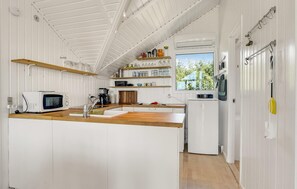 ثلاجة، موقد طهي مسطح، غسالة أطباق، ماكينة لصنع القهوة/الشاي