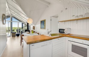 ثلاجة، موقد طهي مسطح، غسالة أطباق، ماكينة لصنع القهوة/الشاي