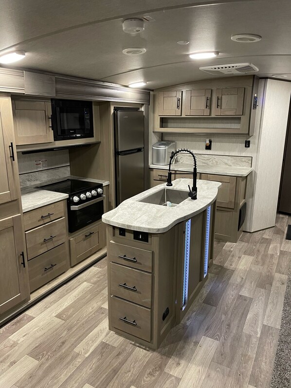 Refrigerador, microondas, horno, placa de cocina