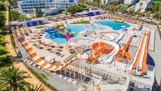 A resort with multiple swimming pools, water slides, and sun loungers. - Costa Ballena Penthouse with bbq and WIFI (Rota)
