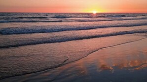 A beach at sunset with waves gently lapping onto the shore. - Costa Ballena Penthouse with bbq and WIFI (Rota)