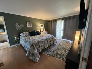 2 bedrooms, bed sheets - Cozy two bedroom tucked in a quiet luxury neighborhood. Near water! (Grove)