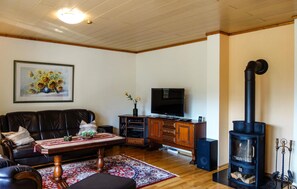 Fernseher, Kamin, Stereoanlage