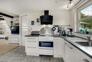 Kylskåp, mikrovågsugn, spishäll och kaffe- och tebryggare