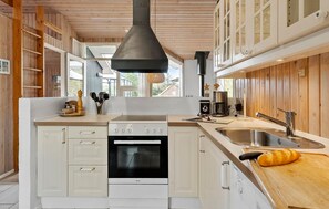 Fridge, stovetop, dishwasher, coffee/tea maker - Pet friendly home in Horsens with WiFi (Horsens)