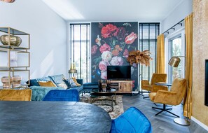 Een smart-tv en een open haard