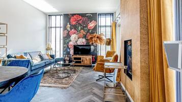 Een smart-tv en een open haard