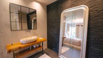 Familien-Vierbettzimmer, 2 Queen-Betten | Badezimmer | Dusche, Regendusche, Haartrockner, Handtücher