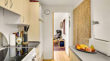 Réfrigérateur, plaque de cuisson, cafetière/bouilloire