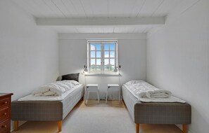 6 bedrooms, free WiFi - 6 bedroom gorgeous home in Kværndrup (Kværndrup)