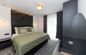4 bedrooms, travel crib, free WiFi, bed sheets