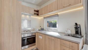 Fridge, stovetop, coffee/tea maker