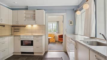 Køleskab, kogeplade, opvaskemaskine, kaffe-/temaskine