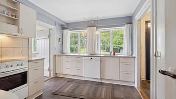 Réfrigérateur, plaque de cuisson, lave-vaisselle, cafetiÚre/bouilloire