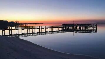 Plage à proximité, chaises longues, serviettes de plage