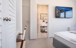 4 bedrooms, iron/ironing board, travel cot, free WiFi - Awesome home in Novalja with sauna (Novalja)