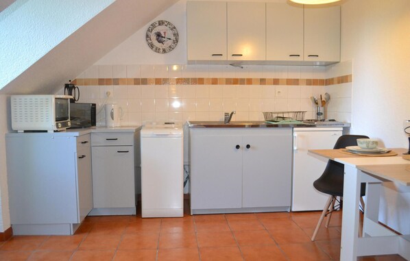 Refrigerador, microondas, horno y utensilios de cocina 