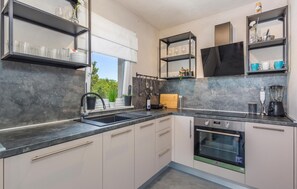 Réfrigérateur, four à micro-ondes, un four, surface de cuisson