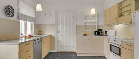 Réfrigérateur, surface de cuisson, lave-vaisselle, cafetiÚre-théiÚre