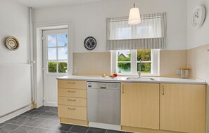Fridge, stovetop, dishwasher, coffee/tea maker - 3 bedroom nice home in Kværndrup (Kværndrup)