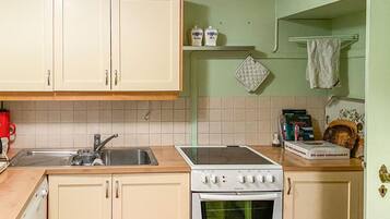 Frigorifero, forno, piano cottura, lavastoviglie