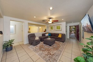 Interior - KINO / Sleeps 8 / Garage / 4 BR 2 BA / Fenced (Tucson)