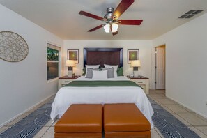 4 bedrooms, desk, iron/ironing board, travel crib - KINO / Sleeps 8 / Garage / 4 BR 2 BA / Fenced (Tucson)