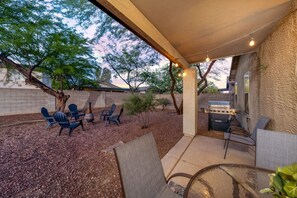 Outdoor dining - KINO / Sleeps 8 / Garage / 4 BR 2 BA / Fenced (Tucson)