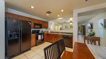 Frigorífic, microones, forn i placa de cuina