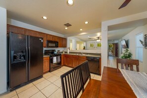 Fridge, microwave, oven, stovetop - KINO / Fenced / Sleeps 8 / Garage / 4 BR 2 BA (Tucson)