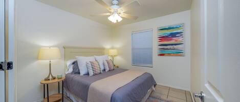 4 habitaciones, escritorio y tabla de planchar con plancha