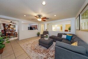 Smart TV - KINO / Fenced / Sleeps 8 / Garage / 4 BR 2 BA (Tucson)